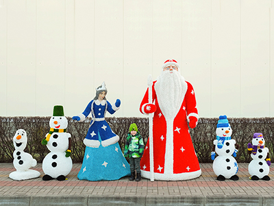 Топиари композиция Дед Мороз, Снегурочка, 4 снеговика - газон Ecо