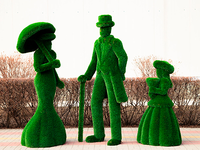 Топиари композиция Светская встреча №5 (леди с зонтиком, джентльмен, девочка с букетом) - газон Deluxe